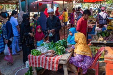 Saladan, Koh Lanta, Mart, 19, 2018: güzel Koh Lanta bir çoğunlukla Müslüman gıda pazarında bir pazar durak üzerinde taze baharat görünümlü