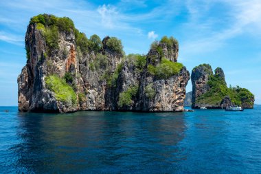 Parlak Andaman Denizi 'nde güzel bir küçük kireçtaşı Tay adanın bir deniz manzarası, kenar etrafında küçük tekneler