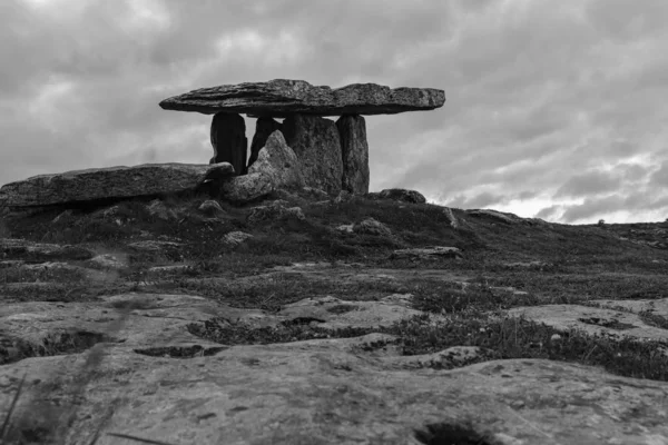 Черно-белое изображение камней, обозначающих древнее захоронение Пульнаброне Дольмен, Буррен, Ирландия — стоковое фото