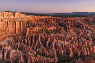 Gündoğumu önce tüm görkeminde çarpıcı Bryce Canyon, portakal ve kırmızı çeşitli tonları ile inanılmaz kumtaşı Hoodoo 