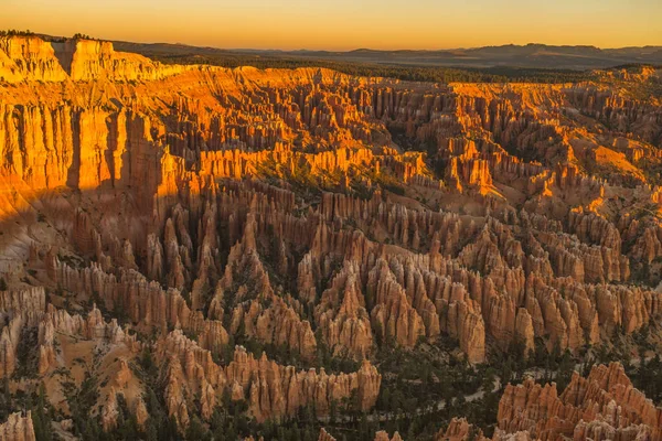 Güneş kanyon boyunca süpürüyor gibi tüm görkeminde çarpıcı Bryce Canyon, portakal ve kırmızı çeşitli tonları ile inanılmaz kumtaşı Hoodoo