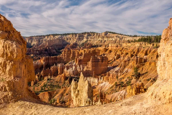 Çarpıcı Bryce Canyon tüm ihtişamlı iki kum taşı hoodoos in arasında portakal ve kırmızı çeşitli tonları ile mesafe daha şaşırtıcı hoodoos in arasında alınan — Stok fotoğraf