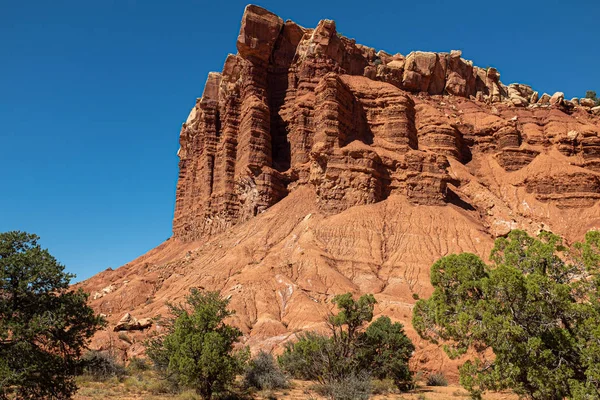 En närbild av en imponerande utseende klippformation, olika nyanser av rött, robust och karg Canyonlands nationalpark — Stockfoto