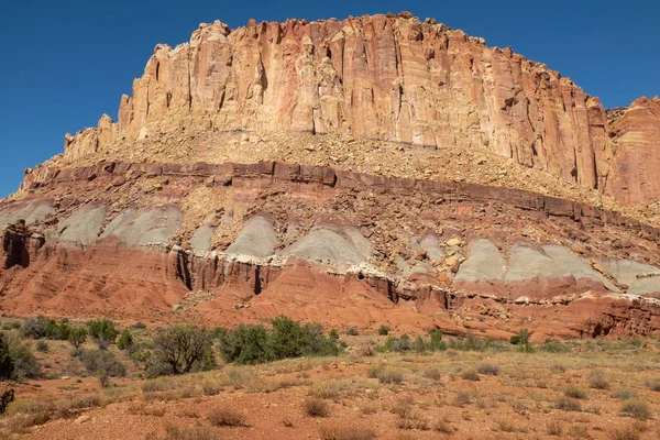 Un primer plano de una impresionante formación rocosa estratificada, varios tonos de rojo, escarpado y estéril Parque Nacional Canyonlands — Foto de Stock