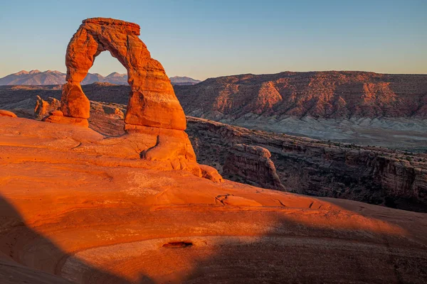 The beautiful Delicate Arch glowing red at sunset — Stock Photo, Image