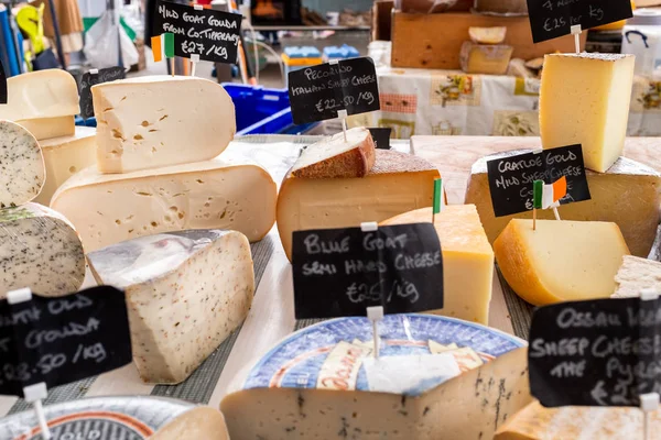 Satılık yerel bir çiftçi pazarı için lezzetli görünümlü peynirler bir ekran