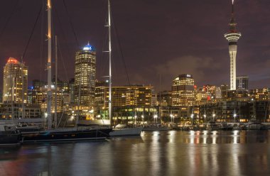 Auckland, Yeni Zelanda, 26 Kasım 2014; Wynard Mahallesi'nden alacakaranlıkta Auckland siluetinin geniş bir günbatımı manzarası,