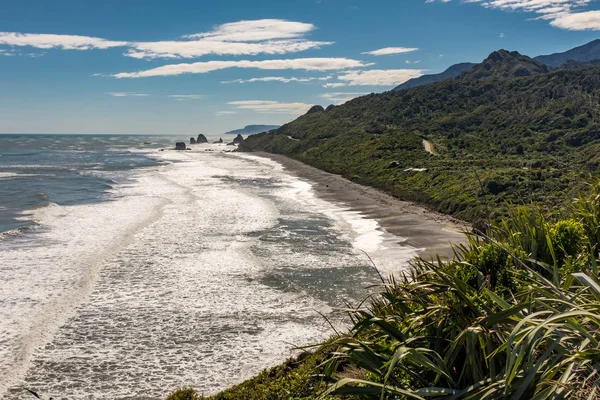 从新西兰南岛西海岸众多迷人的海滩之一的大海岸路景色 — 图库照片