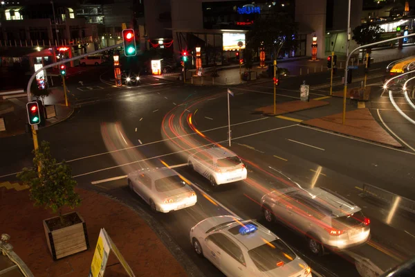 Auckland, Yeni Zelanda, 26 Kasım 2014; Viyadük Limanı'ndaki trafik ışıklarında uzun yollar ve bulanık bir etki yaratmak için uzun pozlama gece çekilen araba ışıkları
