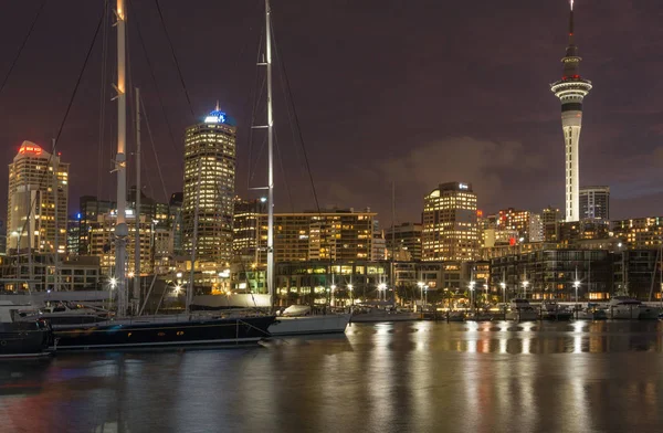 Auckland, neuseeland, 26. November 2014; ein atemberaubender Blick auf die Skyline von Auckland in der Abenddämmerung vom Wynard Quarter, — Stockfoto
