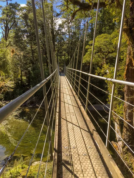 Una Estrecha Pasarela Colgante Atraviesa Río Nueva Zelanda — Foto de Stock