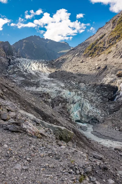 ニュージーランドのフランツ ヨーゼフ氷河の頭部につながる不毛で険しい風景をハイキング — ストック写真