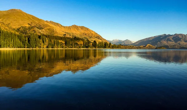 Una Vista Bajo Nivel Del Lago Wanaka Temprano Mañana Cuando — Foto de Stock