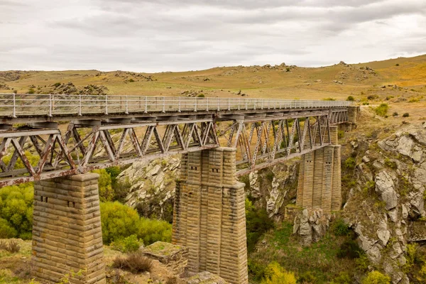 Otago Demiryolu Yolu Poolburn kısmında tarihi taş viyadük köprü, bisiklet yolu, Otago, Yeni Zelanda