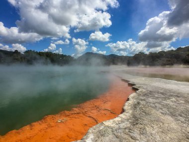 Rotorua Wai-O-Tapu buhar ile çarpıcı renkli jeo termal havuzları, Yeni Zelanda