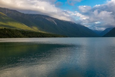 Nelson Lakes Ulusal Parkı'nda dağlarla çevrili Rotoiti Gölü'nün manzara manzarası, Yeni Zelanda 