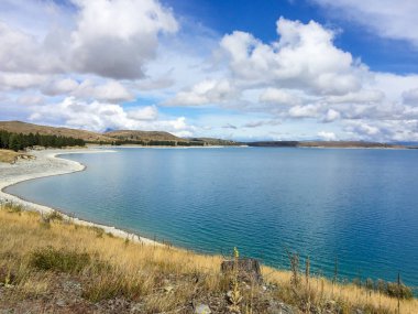 Pukaki Gölü'nün sakin sularının panoramik manzarası, Yeni Zelanda