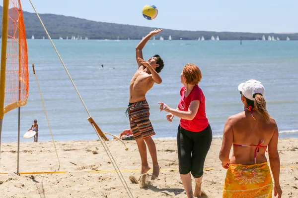 Jovens Jogando Vôlei Praia Misson Bay Nova Zelândia — Fotografia de Stock