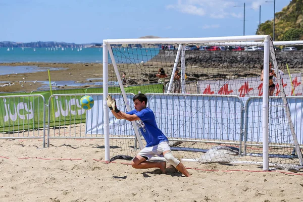 Misson Bay plaj futbolu oynayan genç adam, Yeni Zelanda