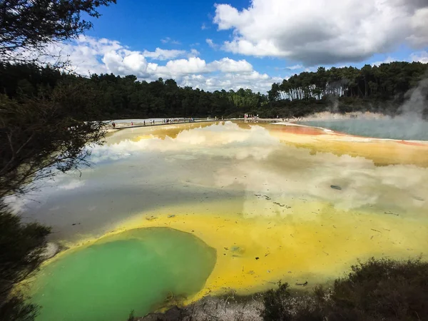 Rotorua Wai-O-Tapu buhar ile çarpıcı renkli jeo termal havuzları, Yeni Zelanda
