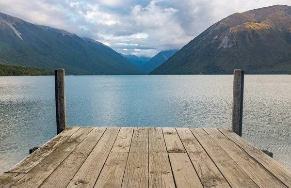 Nelson Lakes Ulusal Parkı'nda dağlarla çevrili Rotoiti Gölü'nün manzara manzarası, Yeni Zelanda 
