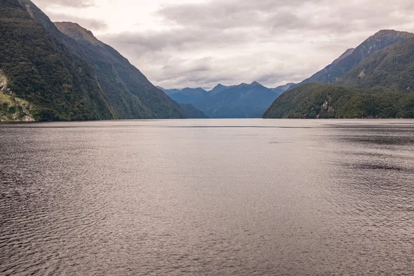 Vista Panorámica Milford Sound Rodeada Verdes Montañas Nueva Zelanda — Foto de Stock