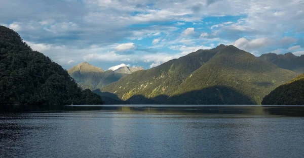 Vista Panorámica Milford Sound Rodeada Verdes Montañas Nueva Zelanda — Foto de Stock