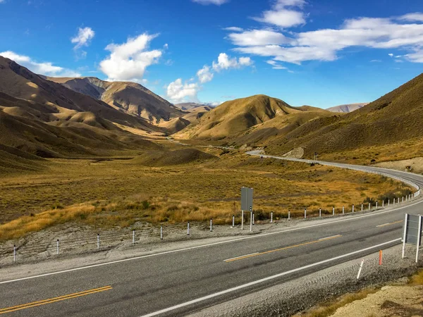 The stunning brown landscape of the rolling hills and mountains — Stock Photo, Image