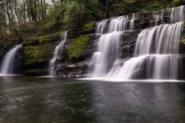 Brecon Beacons, akan su ile Galler doğal şelale, şelale uzun pozlama atış ile düşük seviyeli görünümü,