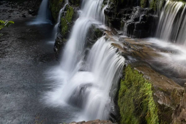 Lång exponering skott av vattenfall, i Brecon Beacons, Wales Scenic vattenfall med rinnande vatten — Stockfoto