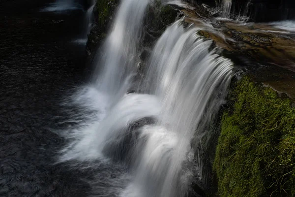 Longa exposição tiro de cachoeira, no Brecon Beacons, País de Gales cachoeira cênica com água corrente — Fotografia de Stock