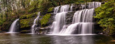 Brecon Beacons, akan su ile Galler doğal şelale, şelale uzun pozlama çekim ile Panoramik görünümü