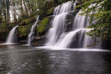 Brecon Beacons, akan su ile Galler doğal şelale şelale, şelale Uzun pozlama çekim