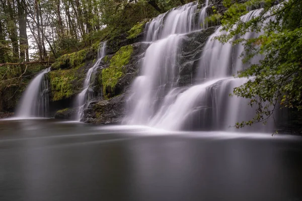 Brecon Beacons, akan su ile Galler doğal şelale, şelale süper uzun pozlama atış ile düşük seviyeli görünümü