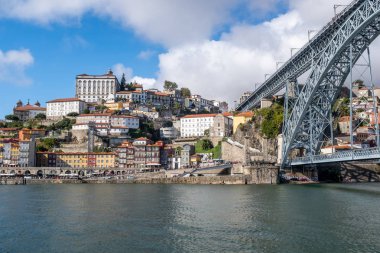 Ön planda Ponte Luiz köprüsü olan Douro Nehri 'nin karşısındaki Porto manzarası