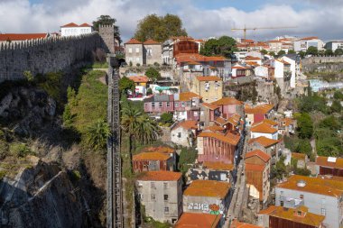 Porto 'daki Muralha Fernandina' ya bak. Tepenin yamaçlarında turuncu çatılar var.