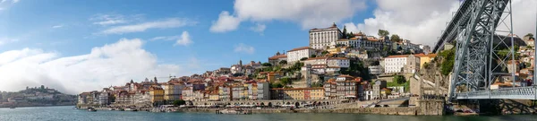 Panoramic view of the Douro River snaking through the city of Porto with the Ponte Luiz bridge in the foreground taken at a low level — Stock Photo, Image