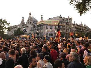 Barselona 'nın kalbinde Katalonya yanlısı bir gösteri için büyük bir protestocu topluluğu toplandı.