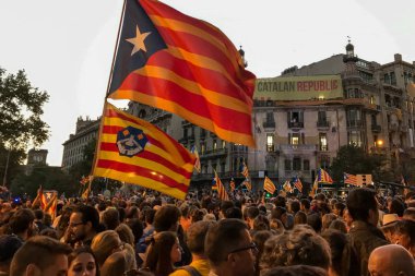 Katalonya yanlısı bir gösteri için kalabalık Barselona, Katalonya bayrakları arasında toplandı.