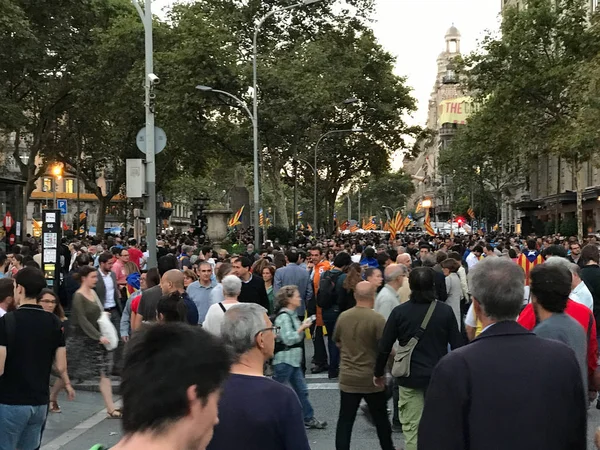 独立したカタルーニャのために投票する権利のための抗議のために多くの人々が集まり始めます — ストック写真