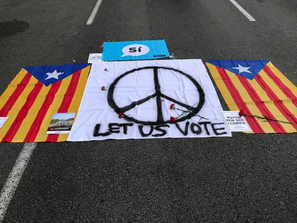 Katalonien-Fahnen und -Schilder auf dem Bürgersteig während eines Protests in Barcelona für das Recht, über ein unabhängiges Katalonien abstimmen zu können — Stockfoto