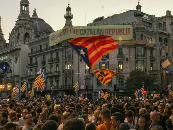 バルセロナの中心部にあるカタルーニャのデモのために大勢の抗議者が集まり、カタルーニャの旗が群衆の中を飛んでいます。 — ストック写真