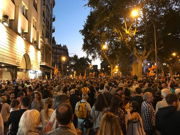 Eine große menge von protestlern versammeln sich zu einer pro-katalonien-demonstration im herzen von barcelona — Stockfoto