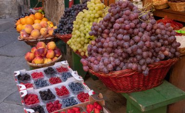 İtalya 'da bir mağazada satılık büyük üzüm yığınları