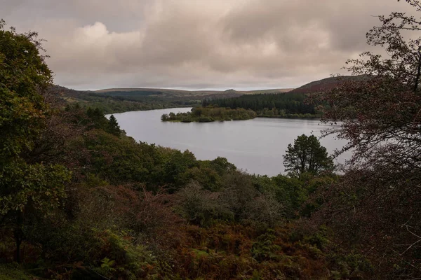 Κοιτάζοντας πέρα από το Burrator Reservoir, Dartmoor, Devon, UK — Φωτογραφία Αρχείου