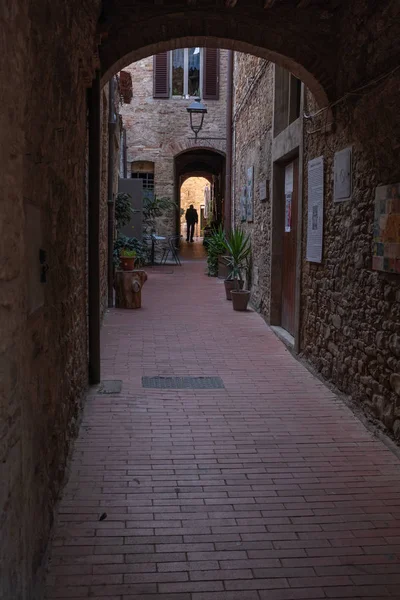 La calle trasera vacía y estrecha de un pueblo histórico en la cima de una colina —  Fotos de Stock