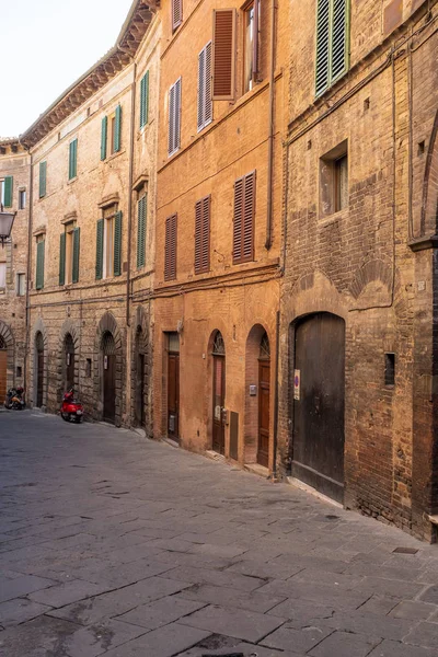 Siena 'nın boş bir arka sokağı. Uzaklara doğru kıvrılan binalar. 