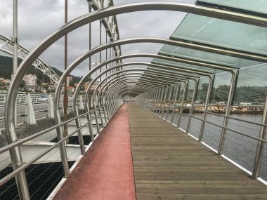 Pontevedra 'nın yeni modern çelik köprüsü yaya geçidinden aşağı bakıyor.
