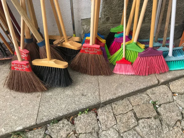 Hırdavat dükkanının önünde satılık çok renkli süpürgeler.