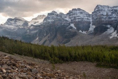 10 Tepe Vadisi, Moraine Gölü, Banff, Kanada 'daki Wenkchemma Sıradağları' nın Teselli Göl Yürüyüşü 'nde sabahın erken saatlerinde göz kamaştırıcı bir manzara.